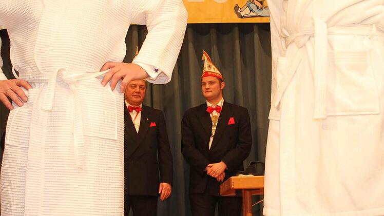 Andy Sesselmann (links) im Duell mit Bürgermeister Roland Wolfrum.