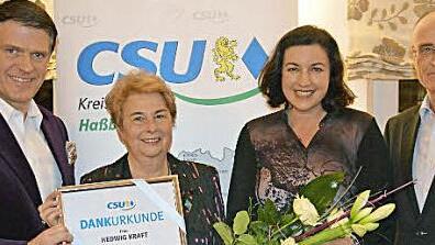 Steffen Vogel &uuml;berreichte Hedi Kraft die silberne Ehrennadel. Dazu gratulierten auch MdB Dorothee B&auml;r und Landrat Wilhelm Schneider (von links). Foto: Gerhard Z&ouml;sch