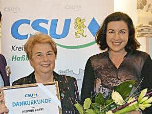 Steffen Vogel &uuml;berreichte Hedi Kraft die silberne Ehrennadel. Dazu gratulierten auch MdB Dorothee B&auml;r und Landrat Wilhelm Schneider (von links). Foto: Gerhard Z&ouml;sch