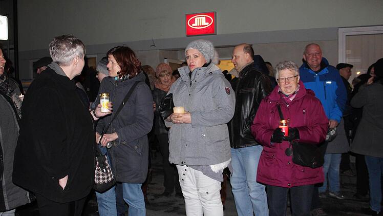 Nach der ersten Station in der Moschee wurden Lichter entz&uuml;ndet. Foto: Manja von Nida