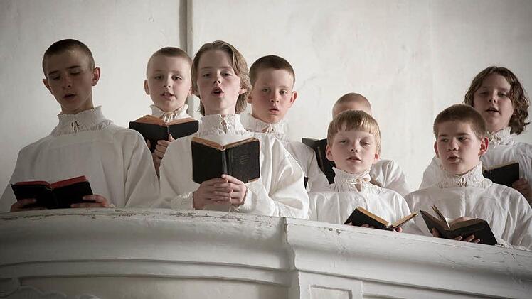 Derr Knabenchor singt auf der Empore der Thurnauer Laurentiuskirche.