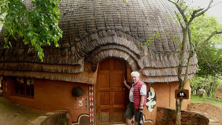 Stilgerecht wurde im Shakaland in Rondavels übernachtet, hier betritt Reiseleiter Günther Geiling sein Reich für einen Tag.