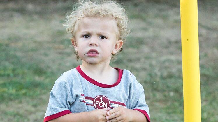 Auch der kleine Fabio verfogte das das Spiel des Clubs.  Foto: Hartmut Klamm