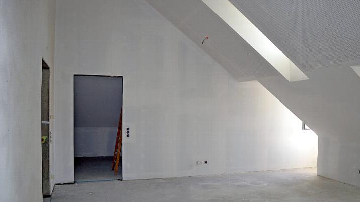 Noch ist der Raum leer und die Wände kahl. Doch bald soll der Jugendtreff im Bürgerhaus mit Leben gefüllt werden.  Foto: Thomas Micheel
