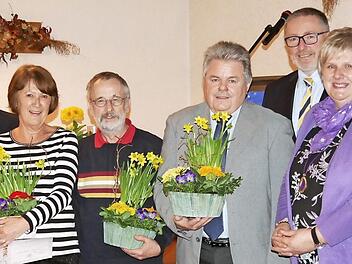 Urkunden und Blumen gab es zum Dank für eine langjährige Mitgliedschaft. Die Auszeichnung teilten sich der stellvertretende Landrat Christian Gunsenheimer (links) sowie die Vorsitzenden Hans Kuhn, Sabine Benende und Bürgermeister Udo Döhler (von rechts).  Foto: Manja von Nida