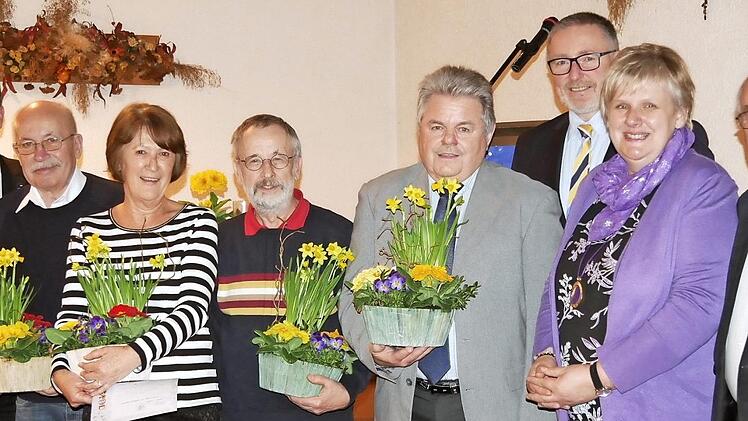 Urkunden und Blumen gab es zum Dank für eine langjährige Mitgliedschaft. Die Auszeichnung teilten sich der stellvertretende Landrat Christian Gunsenheimer (links) sowie die Vorsitzenden Hans Kuhn, Sabine Benende und Bürgermeister Udo Döhler (von rechts).  Foto: Manja von Nida