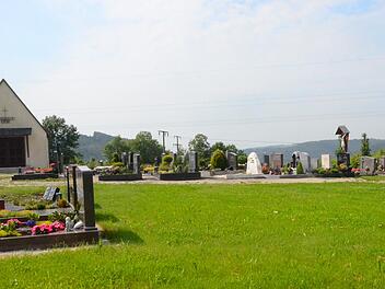 Auf dieser Freifläche auf dem Glosberger Friedhof wäre Platz, um Urnenbeisetzungen in Gemeinschaftsgrabanlagen unter Bäumen kurzfristig zu realisieren.