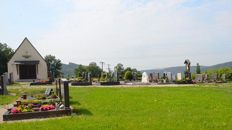 Auf dieser Freifläche auf dem Glosberger Friedhof wäre Platz, um Urnenbeisetzungen in Gemeinschaftsgrabanlagen unter Bäumen kurzfristig zu realisieren.