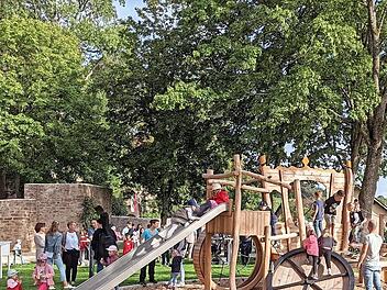 Nach dem offiziellen Teil erklommen viele neugierige Kinder die &bdquo;Postkutsche&ldquo;. Das Spielger&auml;t erinnert in seiner Form an die Kutsche, die noch heute G&auml;ste von Bad Kissingen nach Bad Bocklet bringt.