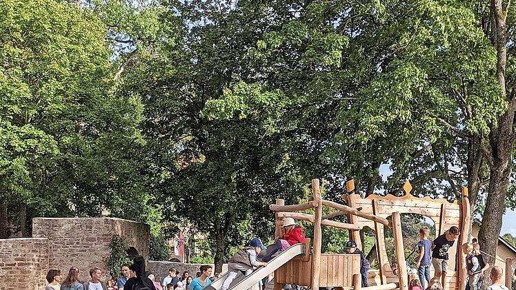 Nach dem offiziellen Teil erklommen viele neugierige Kinder die &bdquo;Postkutsche&ldquo;. Das Spielger&auml;t erinnert in seiner Form an die Kutsche, die noch heute G&auml;ste von Bad Kissingen nach Bad Bocklet bringt.