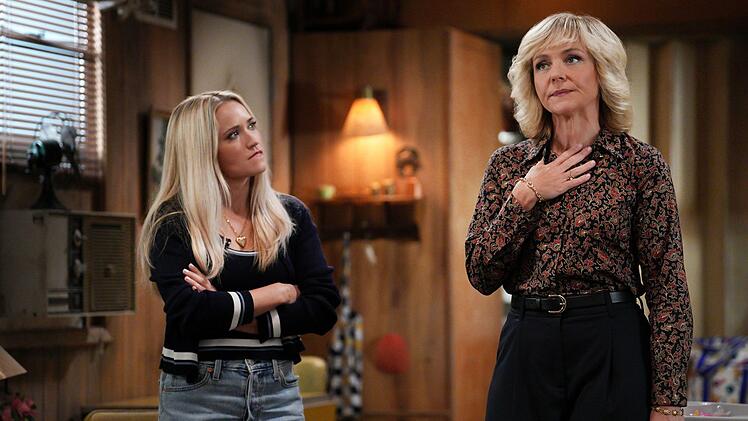 Mandy McAllister (Emily Osment, links) streitet sich in einer Tour mit ihrer Mutter Audrey (Rachel Bay Jones)