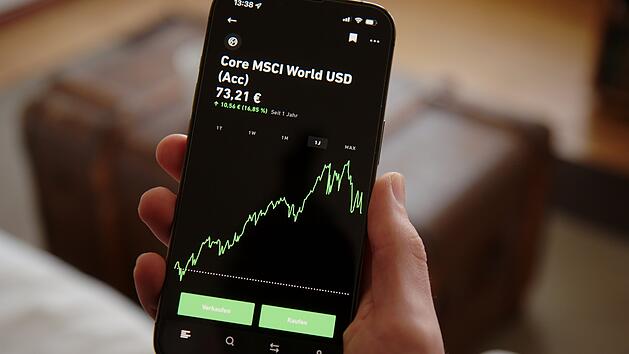 Trade Republic Altersvorsorgedepot geb&uuml;hrenfrei lohnt sich ETF MSCI World ETF-Sparplan Rendite Kosten Depot Rente Altersvorsorge langfristig investieren Broker-App Smartphone Finanzen Berlin steigender Chart Indexfonds Sparen Zinseszinseffekt Diversifikation Aktienmarkt Vergleich Finanzplanung Trade Republic ist eine deutsche Online-Bank und ein sogenannter Neobroker mit Sitz in Berlin BERLIN - FEBRUARY 12, 2022: Hand opening Trade Republic App checking rising graph of ETF and Investments at home. Scrolling through MSCI World ETF page.  German Online Broker App.