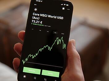 Trade Republic Altersvorsorgedepot geb&uuml;hrenfrei lohnt sich ETF MSCI World ETF-Sparplan Rendite Kosten Depot Rente Altersvorsorge langfristig investieren Broker-App Smartphone Finanzen Berlin steigender Chart Indexfonds Sparen Zinseszinseffekt Diversifikation Aktienmarkt Vergleich Finanzplanung Trade Republic ist eine deutsche Online-Bank und ein sogenannter Neobroker mit Sitz in Berlin BERLIN - FEBRUARY 12, 2022: Hand opening Trade Republic App checking rising graph of ETF and Investments at home. Scrolling through MSCI World ETF page.  German Online Broker App.