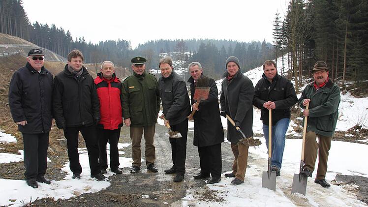 Sie freuen sich, dass es los geht: Im Bild von links: Die Gemeinderäte Günter Künzel, Markus Löffler, Josef Herrmann, Klaus Neubauer, Bürgermeister Klaus Löffler, Landrat Oswald Marr, Leiter des Staatlichen Bauamtes, Servicestelle Kronach, Jürgen Woll, Bauleiter der Firma Stolz, Thomas Schuhmann und SPD-Fraktionssprecher im Kreistag, Richard Rauh.