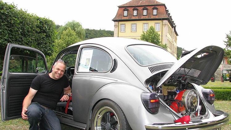 "Päfer" oder "Korsche" - Das Auto von Frank Hauck aus der Klaubmühle ist jedenfalls eine Mischung aus VW-Käfer und einem Porsche. Seit fast 25 Jahren bastelt der Lehrer an seinem Fahrzeug. "Es ist eine Leidenschaft", betonte Hauck.