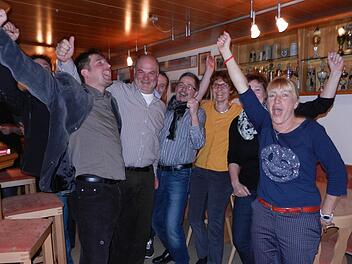 Riesig war die Freude beim neuen Rugendorfer Bürgermeister Ralf Holzmann (vorne, Zweiter von links) - ausgelassen die Stimmung im TSV-Sportheim, wo der siegreiche Herausforderer mit seinen Anhängern von der ÜWG feierte. Foto: Christine Fischer
