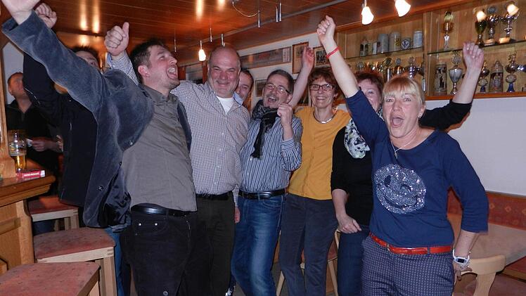 Riesig war die Freude beim neuen Rugendorfer Bürgermeister Ralf Holzmann (vorne, Zweiter von links) - ausgelassen die Stimmung im TSV-Sportheim, wo der siegreiche Herausforderer mit seinen Anhängern von der ÜWG feierte. Foto: Christine Fischer