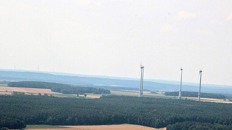 Auch um Herzogenaurach herum (hier bei Mausdorf) gibt es immer mehr der nicht von jedem geliebten Windräder. Foto: Daniel Ruppert