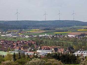 Diese von Günter Lipp bereitgestellte Simulation zeigt den möglichen Blick vom Steinberg über die Stadt Ebern Richtung Kirchlauter. Unnatürlich würden sich hier vier Windräder auf dem Tonberg erheben und weit in die Umgebung Unruhe verbreiten.