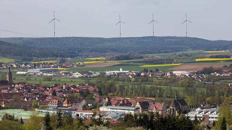 Diese von Günter Lipp bereitgestellte Simulation zeigt den möglichen Blick vom Steinberg über die Stadt Ebern Richtung Kirchlauter. Unnatürlich würden sich hier vier Windräder auf dem Tonberg erheben und weit in die Umgebung Unruhe verbreiten.