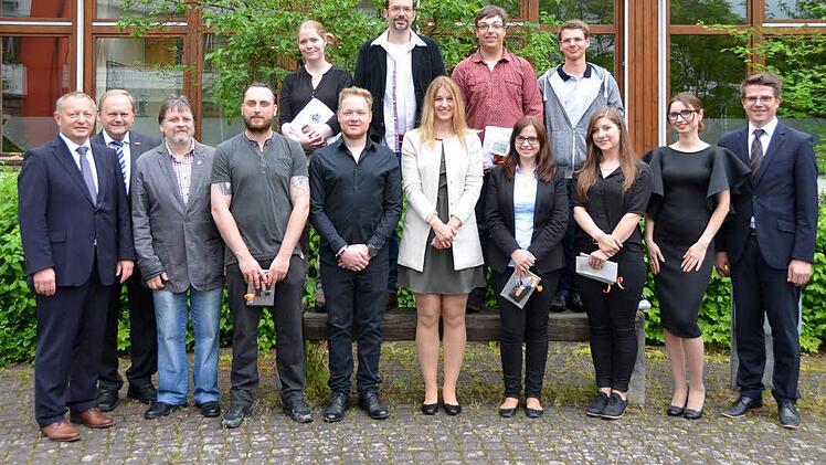 Landrat, IHK und HWK ehrten die berufliche Elite des Landkreises Bad Kissingen. Zu den Kammersiegern gesellten sich noch Arbeitnehmer, Firmen und Betriebe die auf überregionaler Ebene Preise erreichten. Foto: Peter Rauch