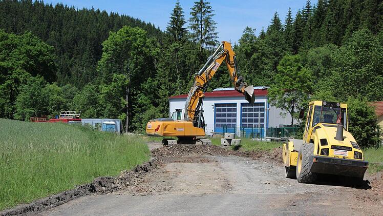 Der alte Unterbau der Straße wird weggebaggert.  Foto: Friedwald Schedel