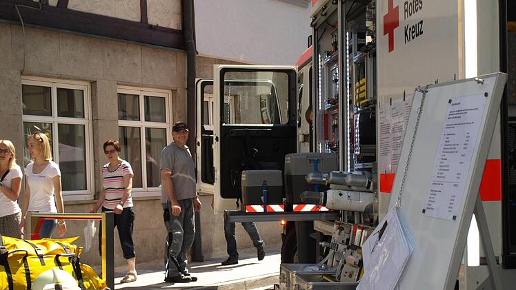 Robert Unglaub (mit Mütze) und sein SEG Behandlungs-Truck Foto: Susanne Deuerling