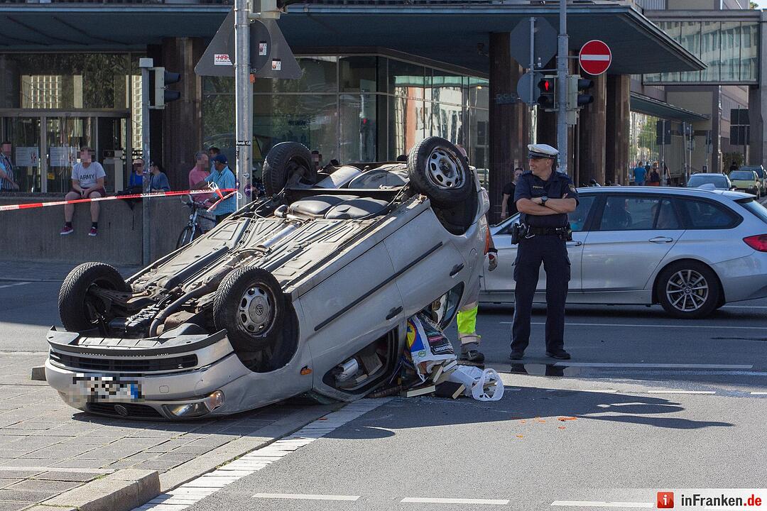 Pkw landet nach Kollision auf dem Dach - Stau im Feierabendverkehr
