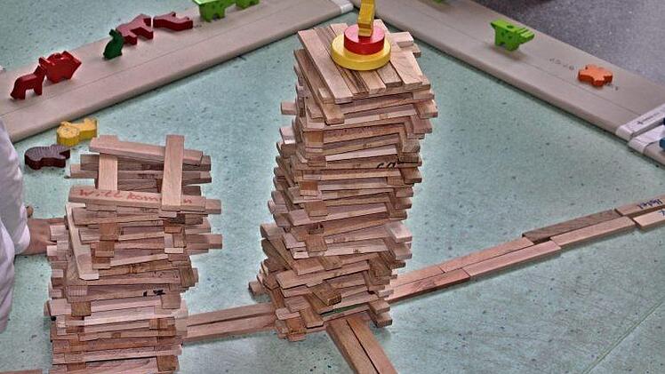 "Massive Bauten" sind entstanden. Der Plan entstand in den Köpfen der Kinder.  Foto: Helmut Will