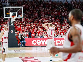 Enttäuscht fasst sich Fabien Causeur an den Kopf und kann es nicht fassen, dass die Bamberger das erste Viertelfinalspiel verloren haben; links Janis Strelnieks. Fotos: Daniel Löb