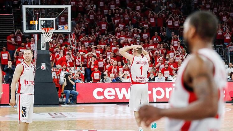 Enttäuscht fasst sich Fabien Causeur an den Kopf und kann es nicht fassen, dass die Bamberger das erste Viertelfinalspiel verloren haben; links Janis Strelnieks. Fotos: Daniel Löb