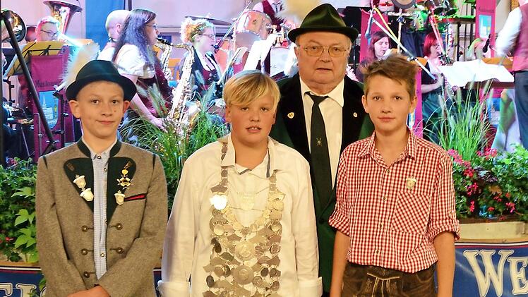 Proklamation des Jungschützenkönig, mit (v. l.) Joel-Ian Scheidt (2. Ritter), Pascal Hildebrandt (in Vertretung für Bruder Jakob Raible, Jungschützenkönig), 1. Vorsitzender Willy Fiedler, Paul Krischke (1. Ritter)