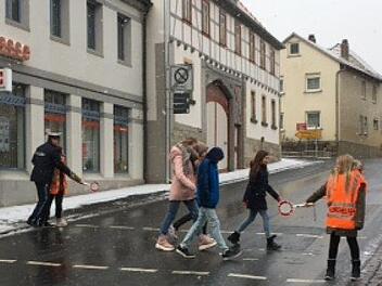 Die Einweisung der neuen Schülerlotsen erfolgte an einem Übergang in Maßbach  . Foto: Anneliese Albert