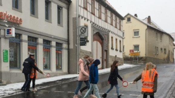 Die Einweisung der neuen Schülerlotsen erfolgte an einem Übergang in Maßbach  . Foto: Anneliese Albert