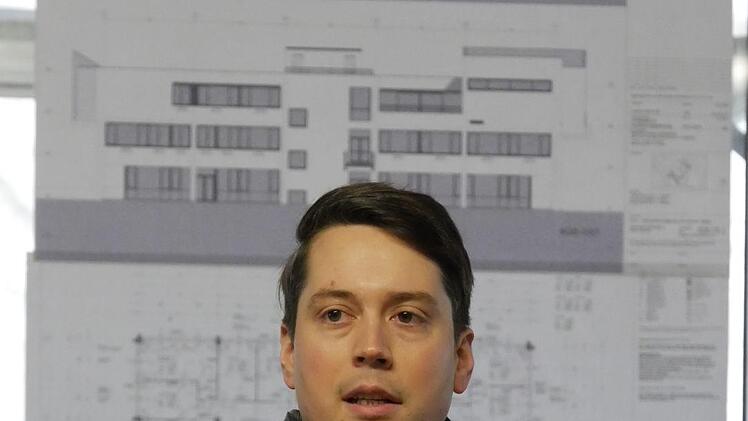 Architekt Marcel Ebert erläuterte den gesamten Ablauf.   Foto: Manja von Nida