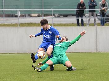 Harte Attacke des Neudrossenfelders Stefan Kolb gegen Niklas Wälzlein.  Foto: Peter Mularczyk