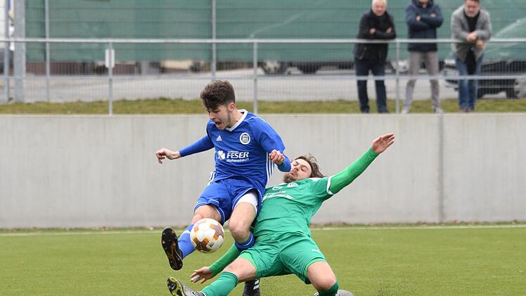 Harte Attacke des Neudrossenfelders Stefan Kolb gegen Niklas Wälzlein.  Foto: Peter Mularczyk