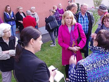 Angela Hofmann (vorne, links), Sabine Gross (Bildmitte) und Klaus Simon (hinten, rechts) sprachen mit Mietern vom Flügelbahnhof. Foto: Marco Meißner