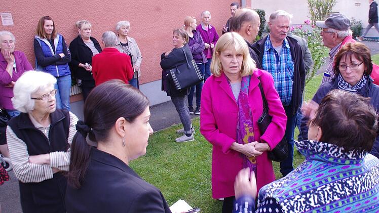 Angela Hofmann (vorne, links), Sabine Gross (Bildmitte) und Klaus Simon (hinten, rechts) sprachen mit Mietern vom Flügelbahnhof. Foto: Marco Meißner