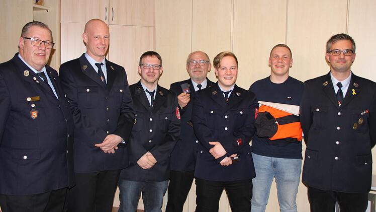Beförderungen und Neuaufnahmen: (von links) Kommandant Willy Hahn, Bootsführer Eric Rose (Hauptfeuerwehrmann), Atemschutzgeräteträger Frank Greß (Hauptfeuerwehrmann),                                   Rudolf Hengstermann (Oberlöschmeister), Jugendwart Max Noack (Gruppenführer), Markus Noack (neu aufgenommen, Feuerwehrmann) und Vorsitzender Markus Reimer. Foto: Hilmar Ruppert