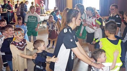 Polonaise durch das Gemeindehaus in Hesselbach