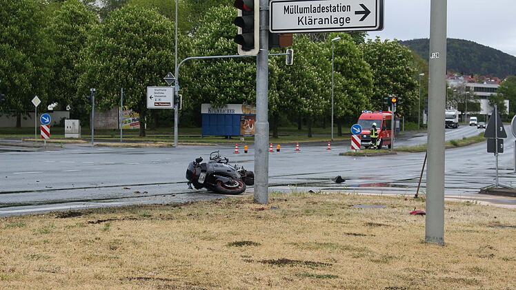Motorradfahrer stürzt und wird schwer verletzt