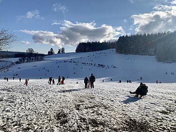 Am Sonntag (10. 01. 2021) wurde der Spessart in Unterfranken an einigen Stellen von Tagestouristen förmlich überrannt. Die Folge waren überfüllten Parkplätze und Straßensperrungen.