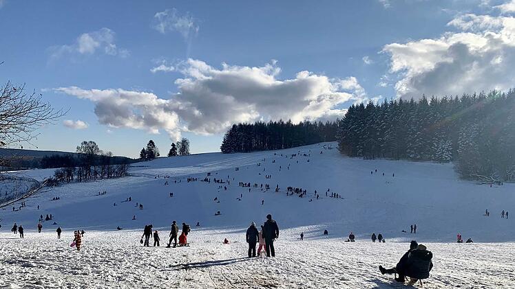 Am Sonntag (10. 01. 2021) wurde der Spessart in Unterfranken an einigen Stellen von Tagestouristen förmlich überrannt. Die Folge waren überfüllten Parkplätze und Straßensperrungen.