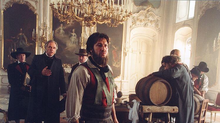 Andreas Hofer (Tobias Moretti, Mitte) f&uuml;hrt die aufst&auml;ndischen Tiroler Bauern an. Es kommt zu Pl&uuml;nderungen vor den Augen des Innsbrucker B&uuml;rgermeister Kasimir Schumacher (Toni B&ouml;hm, zweiter von links).