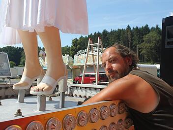 Das Team des "Rock & Roller Coasters", hier Arbeiter Andrej, ist mit dem Aufbau fast fertig. Foto: Carina Kuhnlein