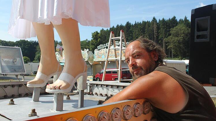 Das Team des "Rock & Roller Coasters", hier Arbeiter Andrej, ist mit dem Aufbau fast fertig. Foto: Carina Kuhnlein