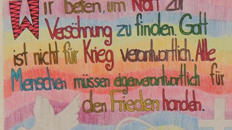 Realschüler hatten Bilder zu den Paragraphen der Friedenserklärung gemalt.