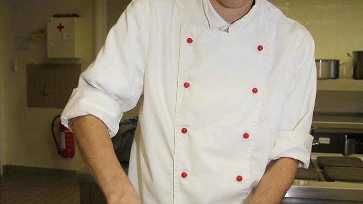 Lehrer Peter Namislo kennt sich mit Plätzchen aus und rührt den Zitronenguss an.