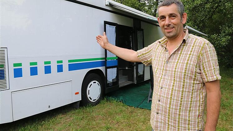 Aus Idar-Oberstein kam der umgebaute Bücherbus mit Fahrer Rainer. Foto: Gerd Schaar